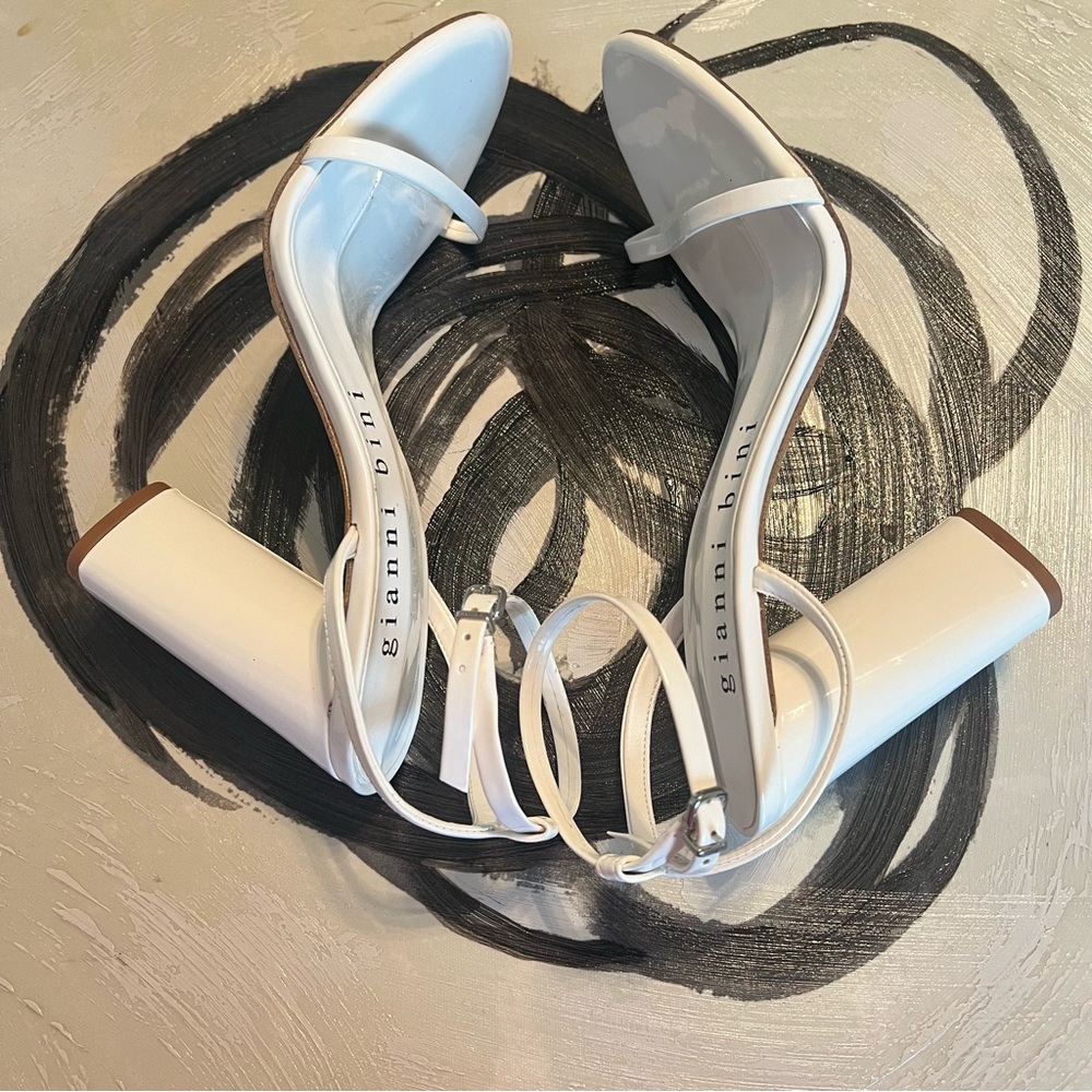 Gianni Bini▪️Kenzie Patent Ankle Strap
Strappy Block Heels▪️White•Size 8.5